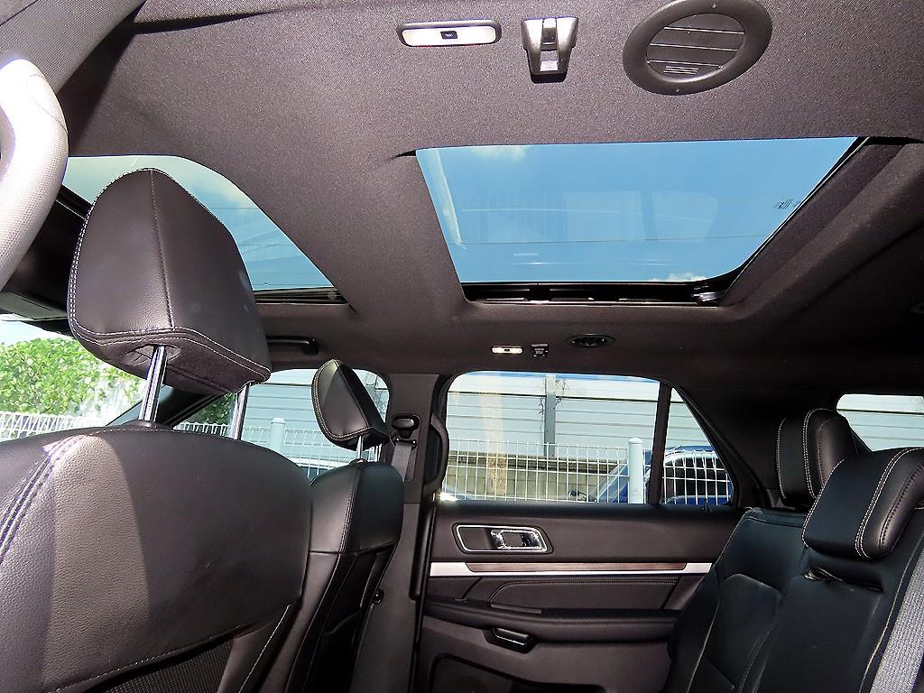 Ford Explorer — photo 16