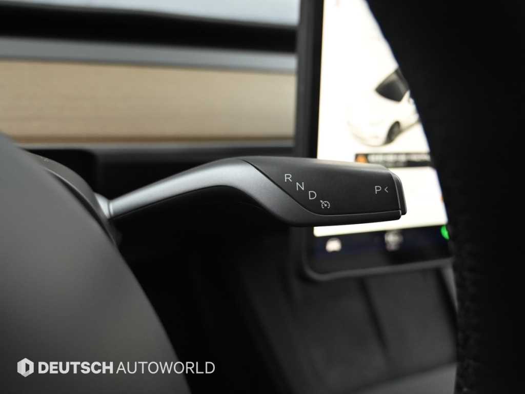 Tesla Model 3 — photo 09