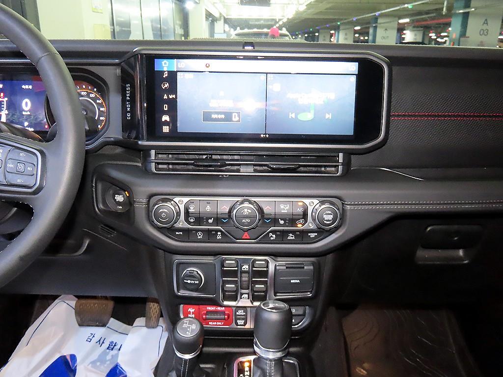 Jeep Gladiator — photo 11