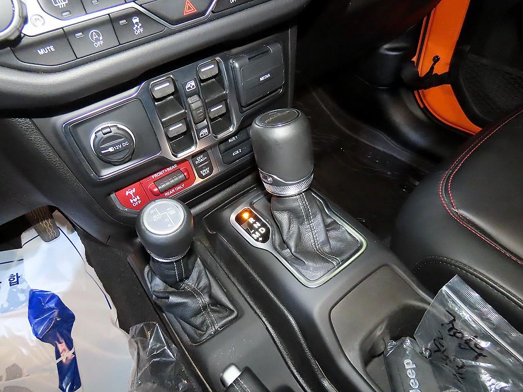 Jeep Gladiator — photo 12