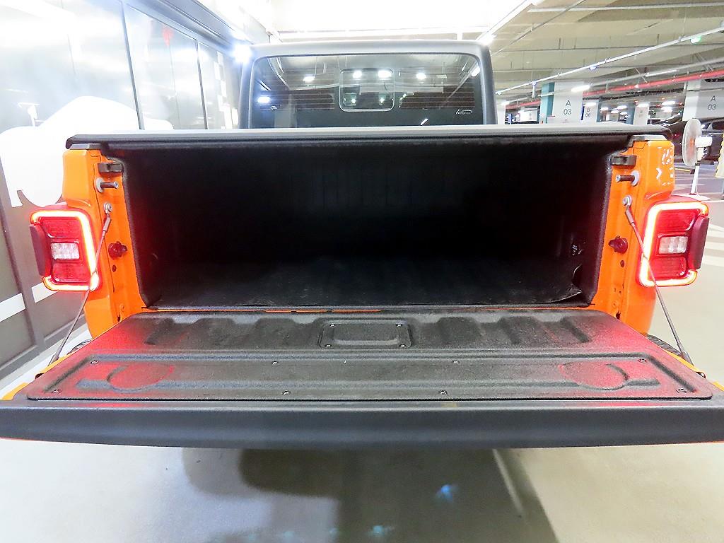 Jeep Gladiator — photo 17