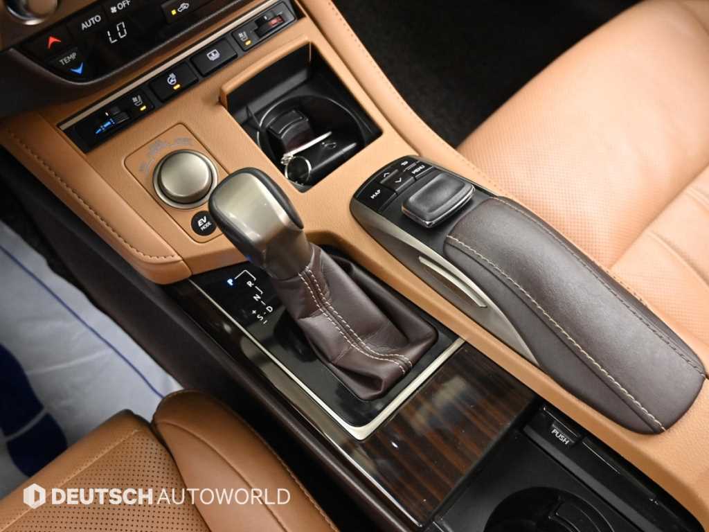Lexus ES — photo 09