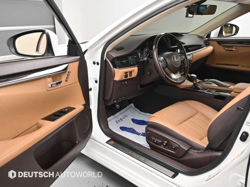 Lexus ES — photo 11
