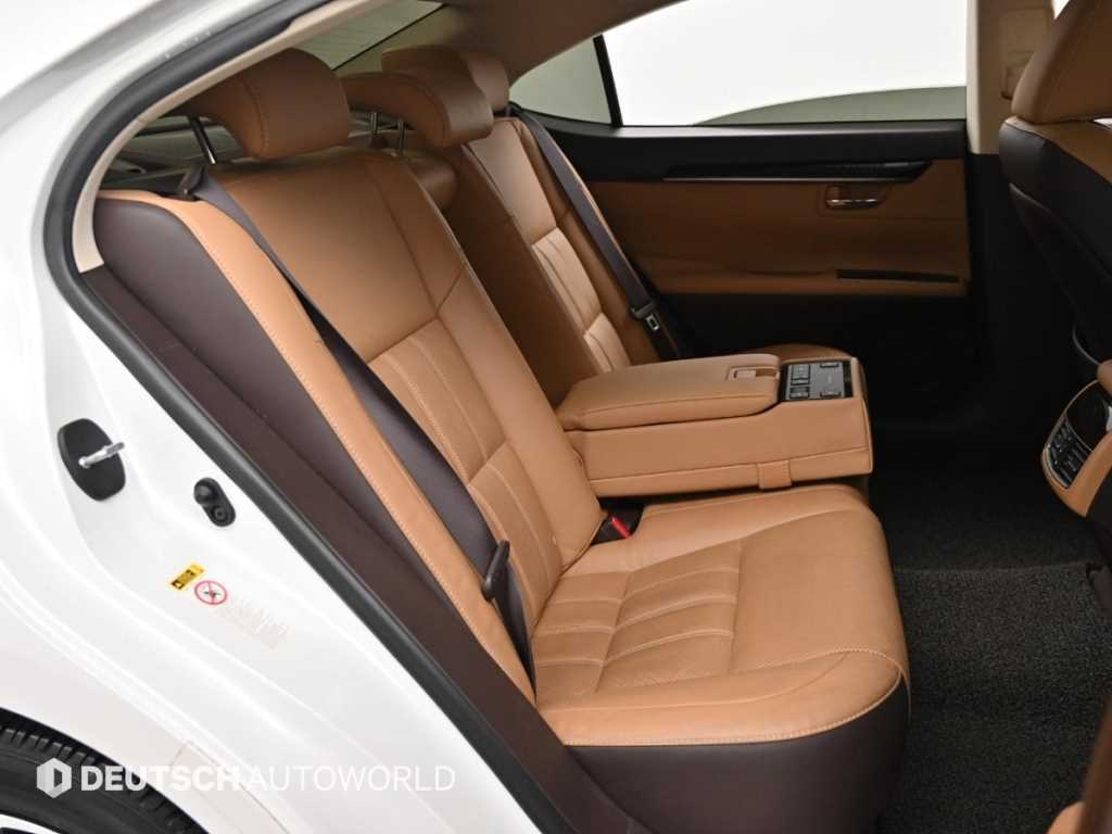 Lexus ES — photo 12