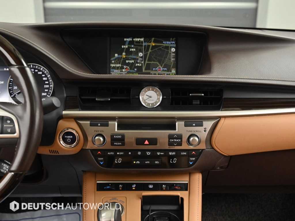 Lexus ES — photo 14