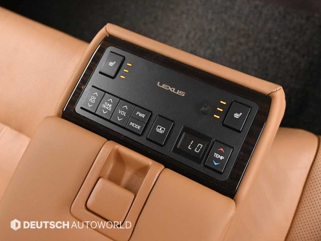 Lexus ES — photo 16