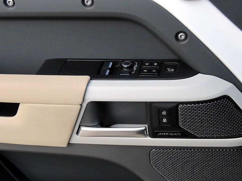 Land Rover Defender — photo 12