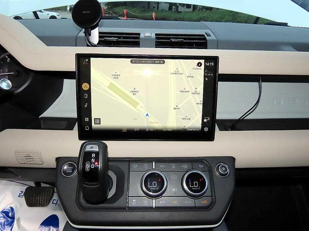 Land Rover Defender — photo 13