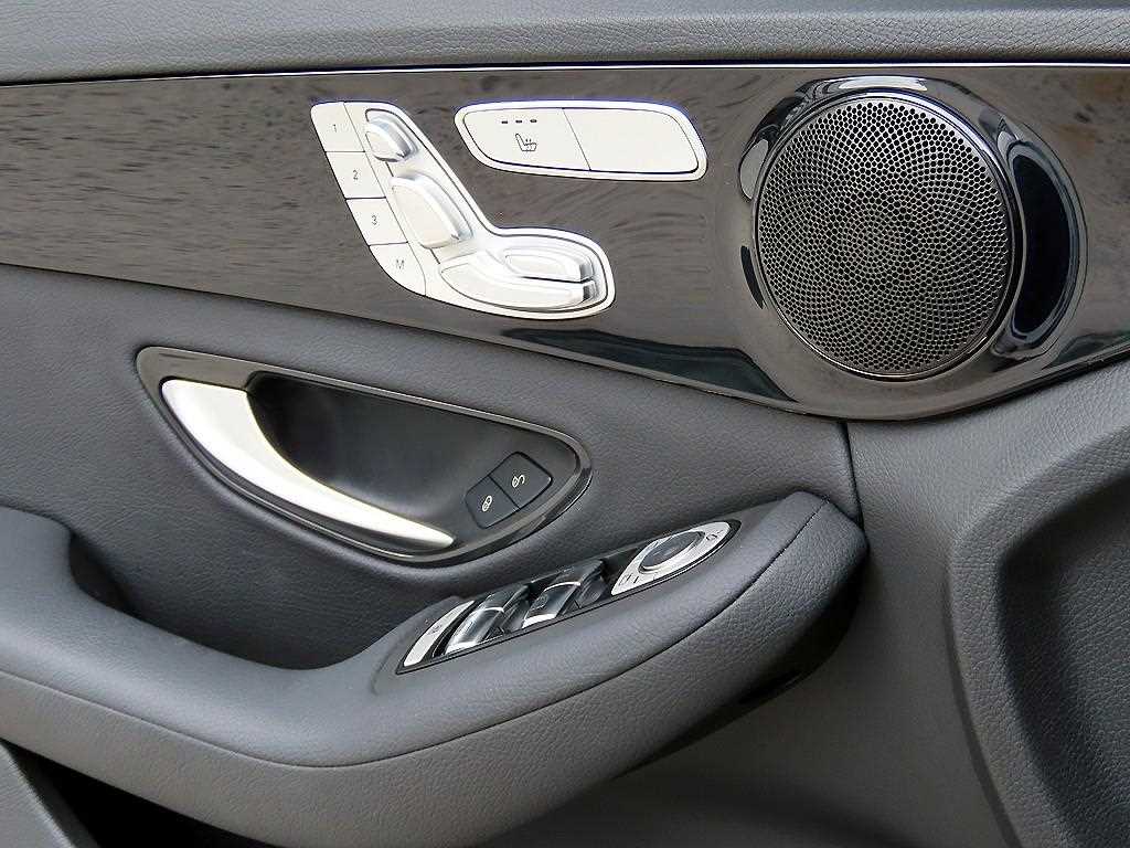 Mercedes-Benz C-Class — photo 11