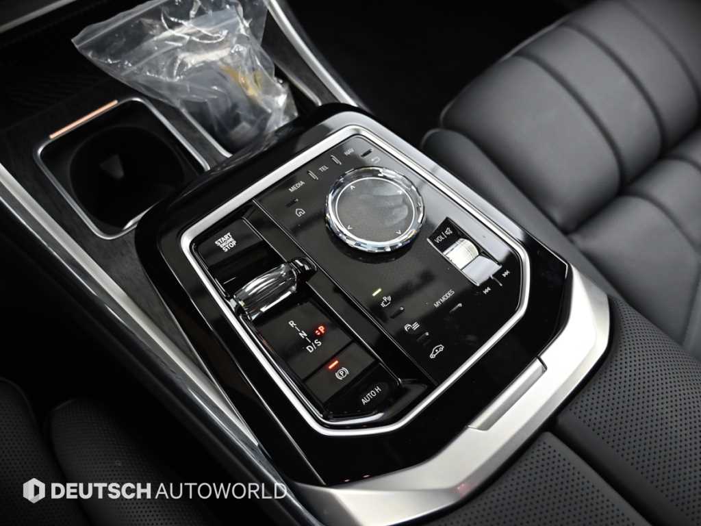 BMW 7-Series — photo 09