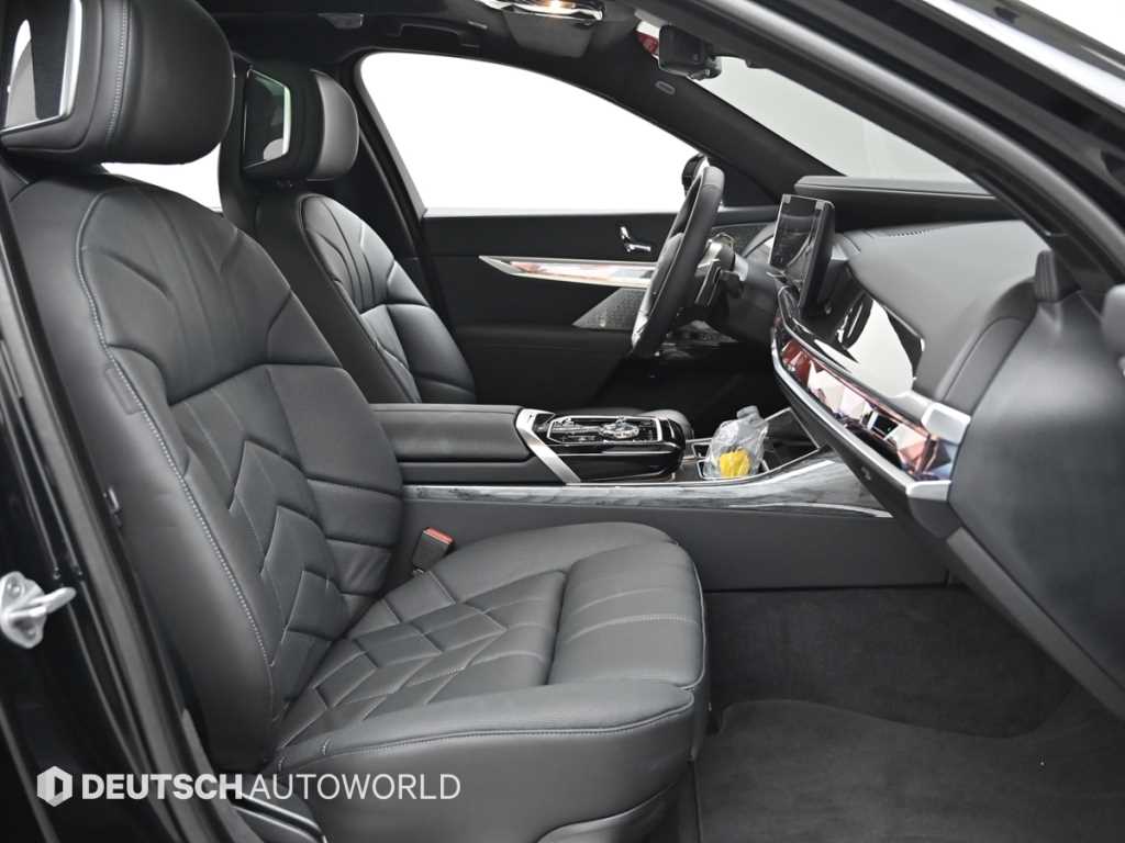 BMW 7-Series — photo 10