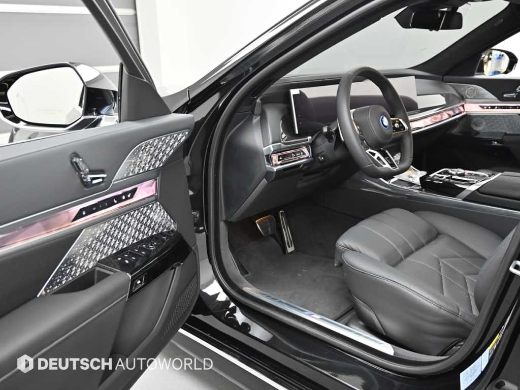 BMW 7-Series — photo 11