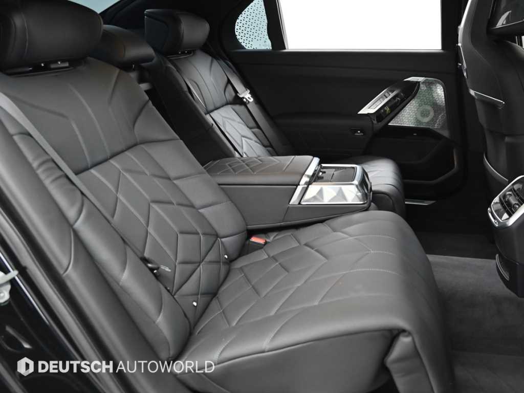 BMW 7-Series — photo 12
