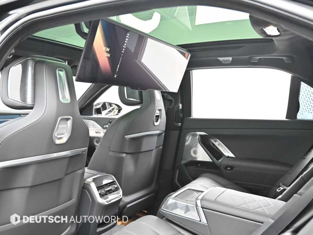 BMW 7-Series — photo 18