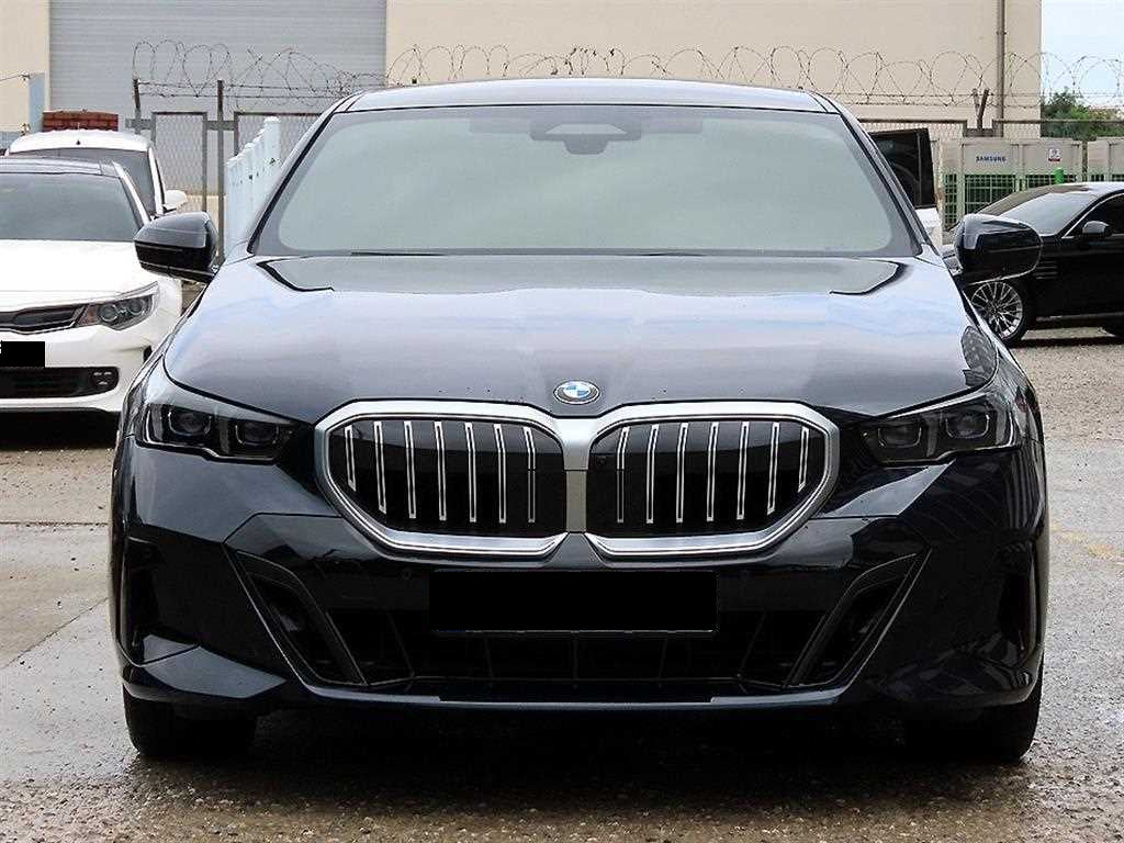 BMW 5-Series — photo 01