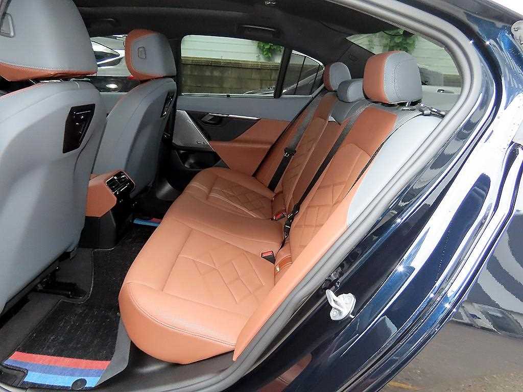 BMW 5-Series — photo 06