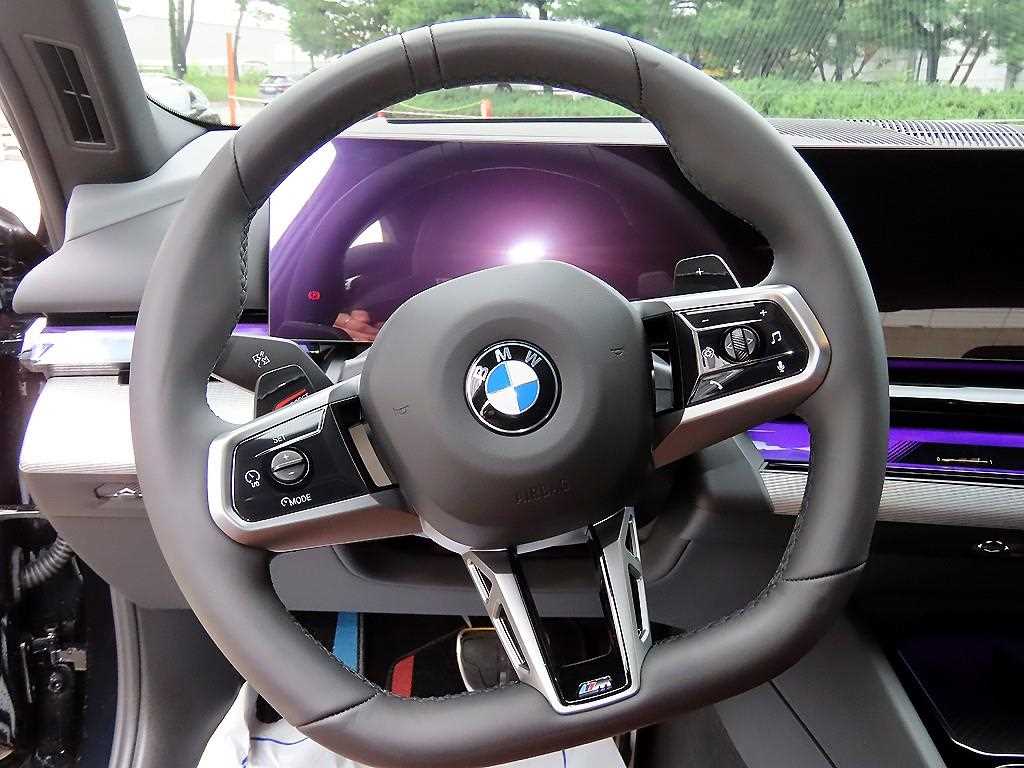 BMW 5-Series — photo 08