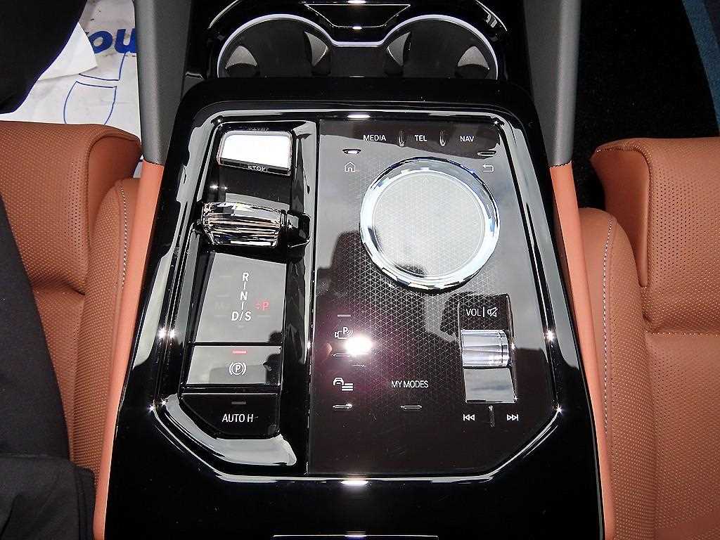 BMW 5-Series — photo 10
