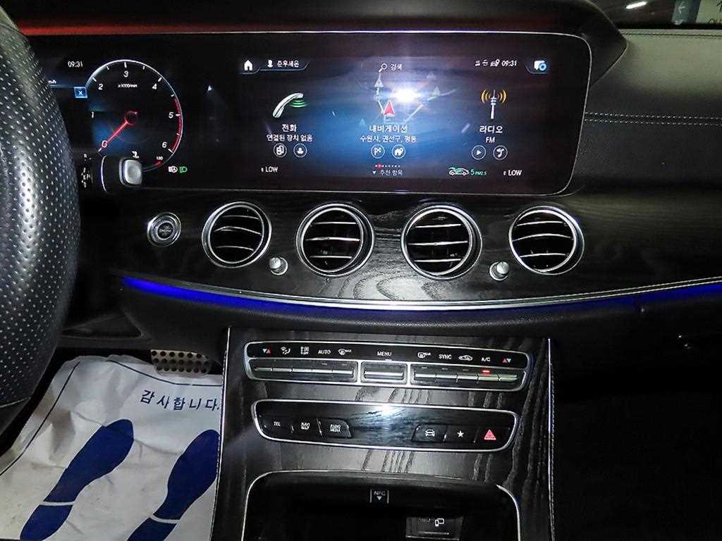 Mercedes-Benz E-Class — photo 11