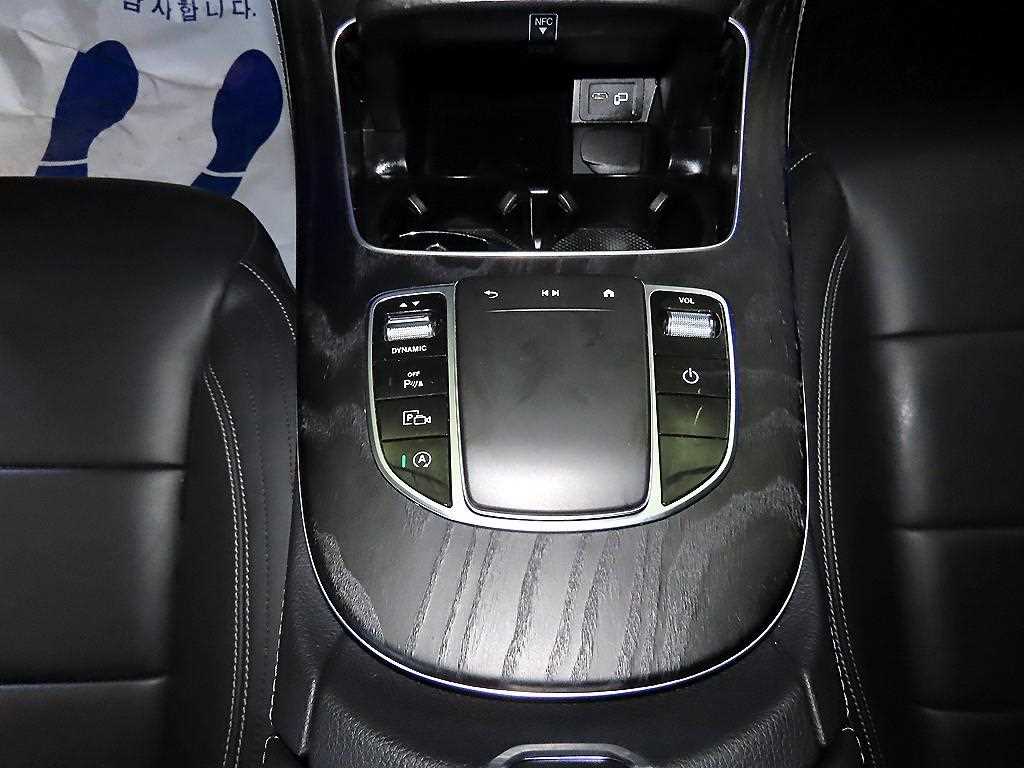 Mercedes-Benz E-Class — photo 12