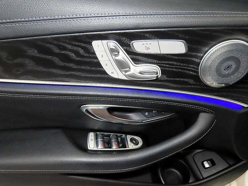 Mercedes-Benz E-Class — photo 14