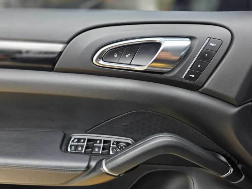 Porsche Cayenne — photo 18