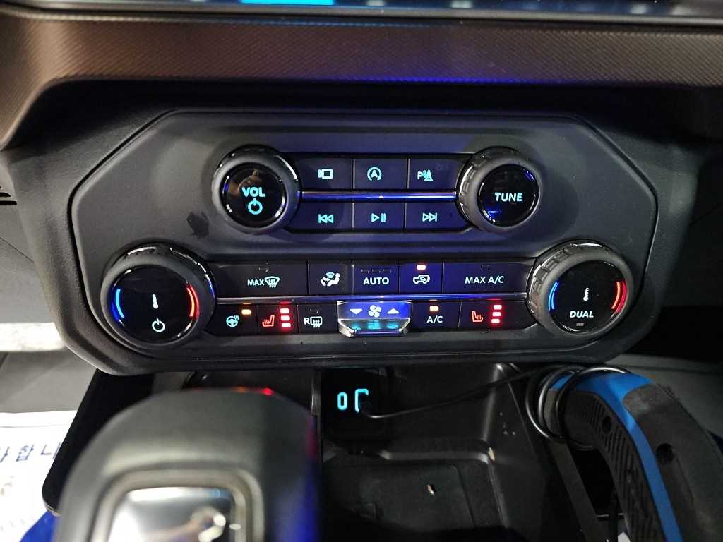 Ford Bronco — photo 10