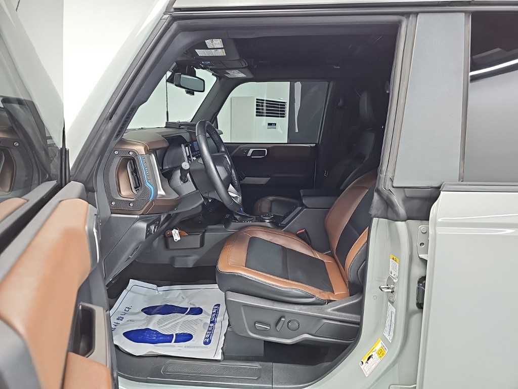 Ford Bronco — photo 11