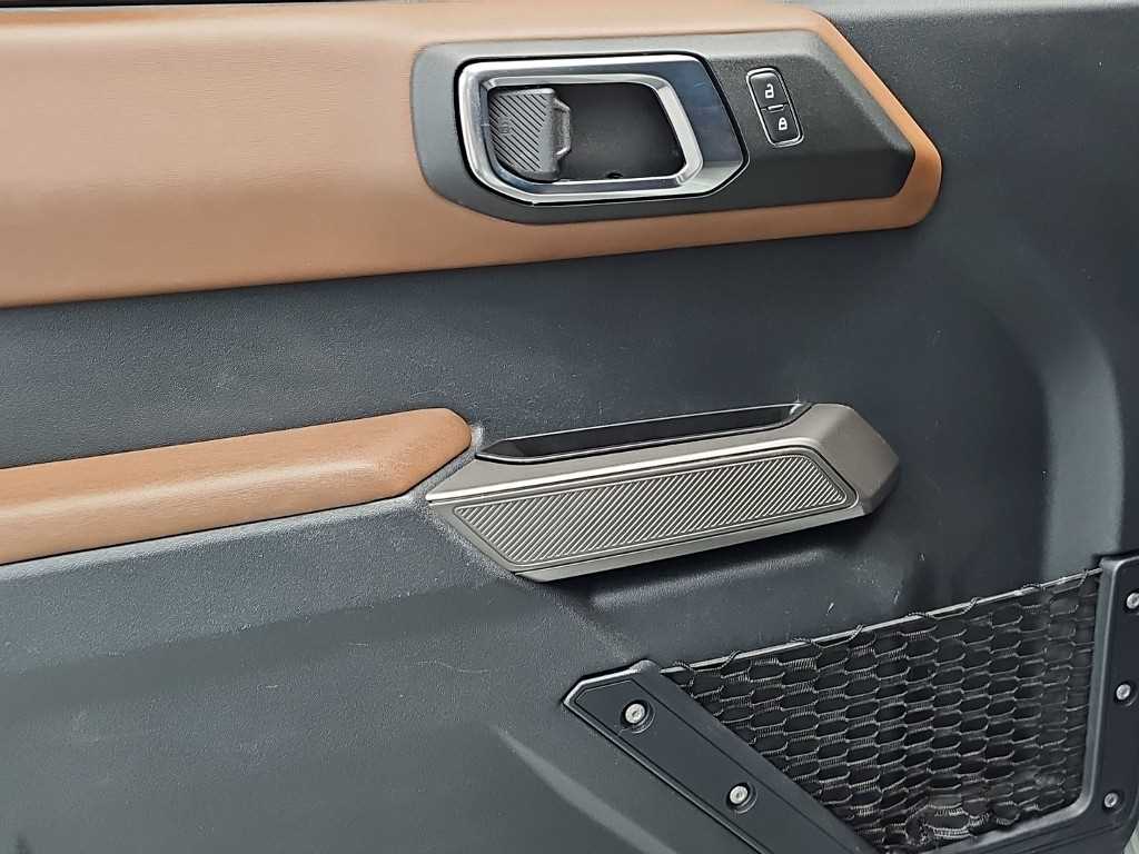 Ford Bronco — photo 15