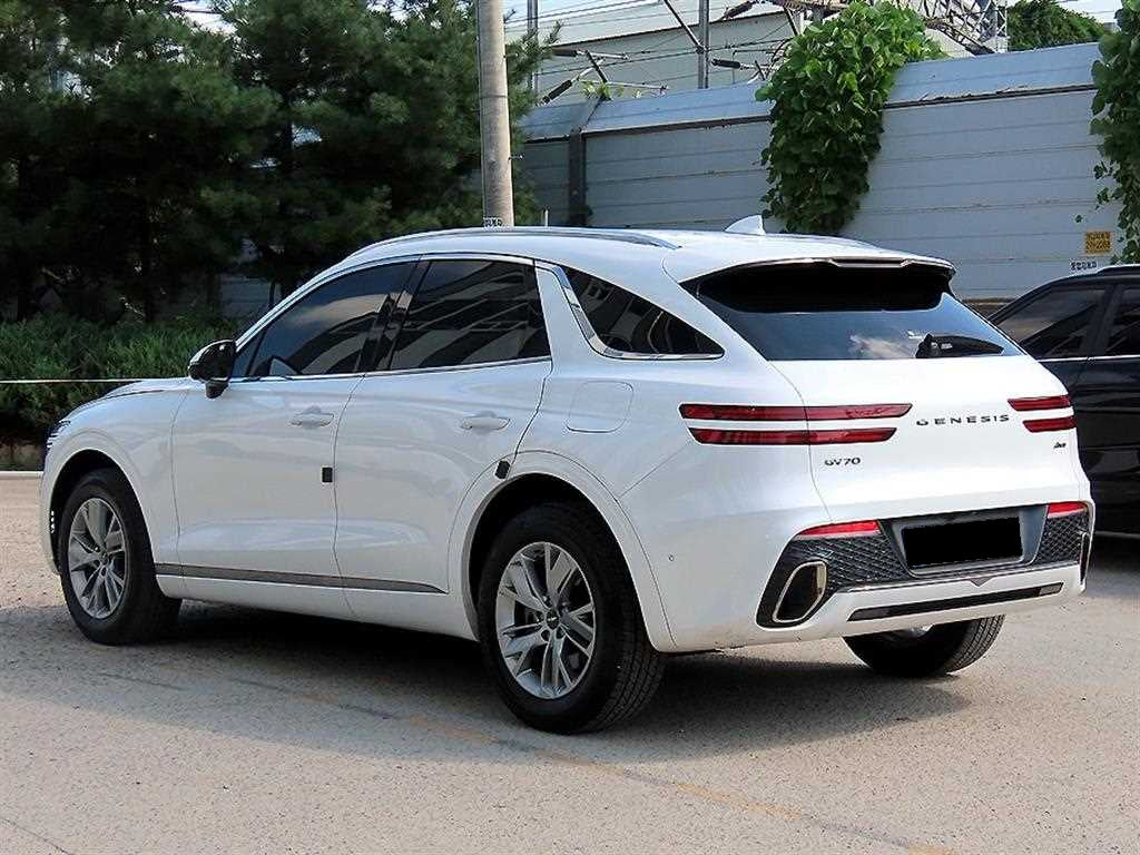 Genesis GV70 — photo 03