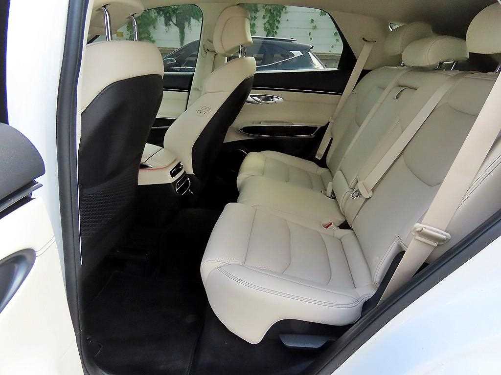 Genesis GV70 — photo 06