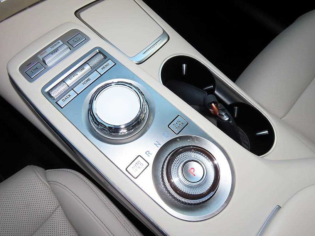 Genesis GV70 — photo 11