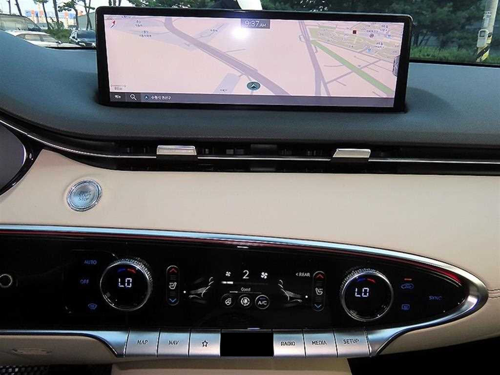 Genesis GV70 — photo 13