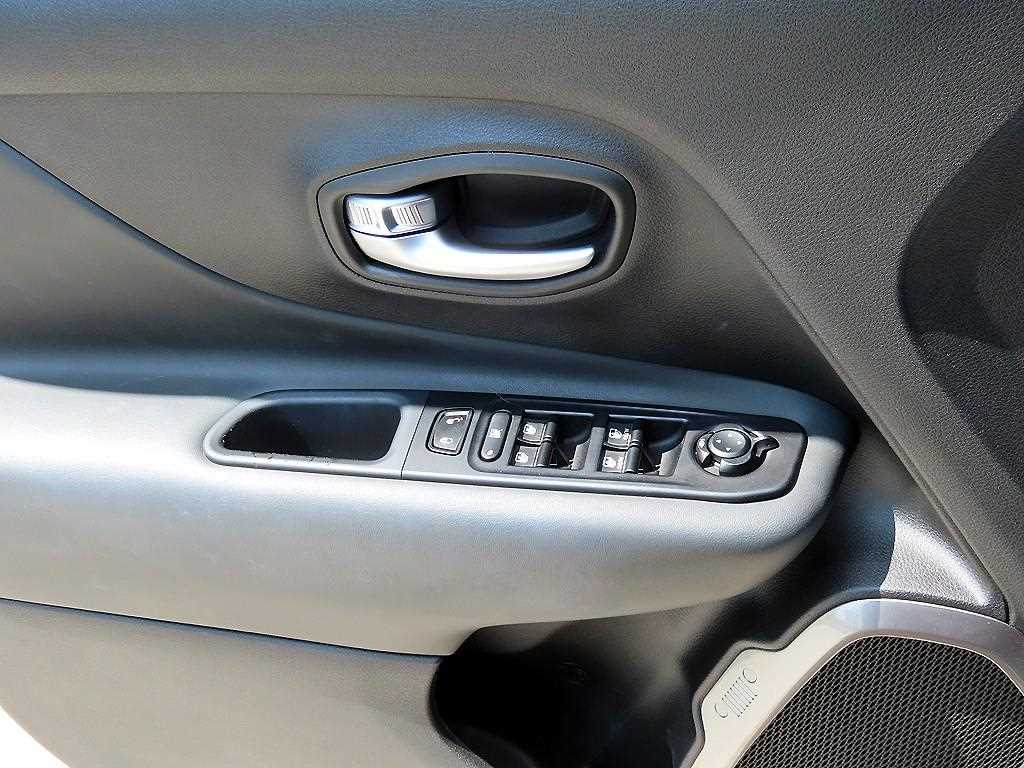 Jeep Renegade — photo 11