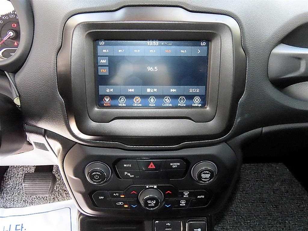 Jeep Renegade — photo 14