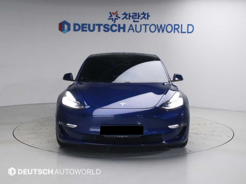 Tesla Model 3 — photo 03