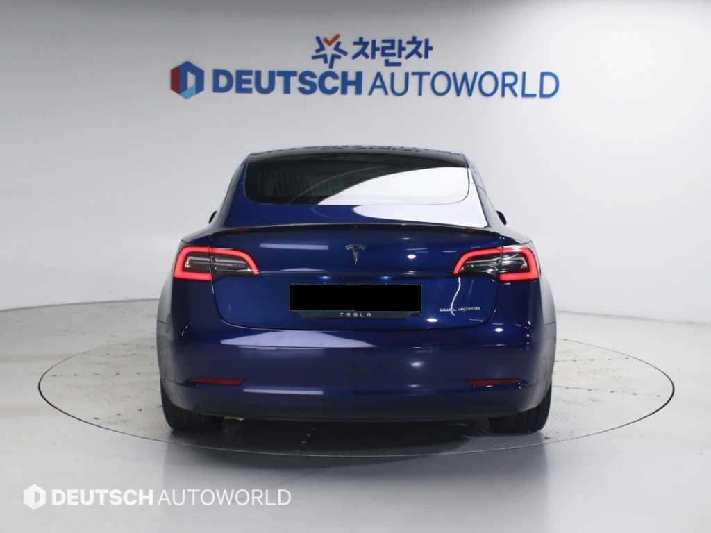 Tesla Model 3 — photo 04