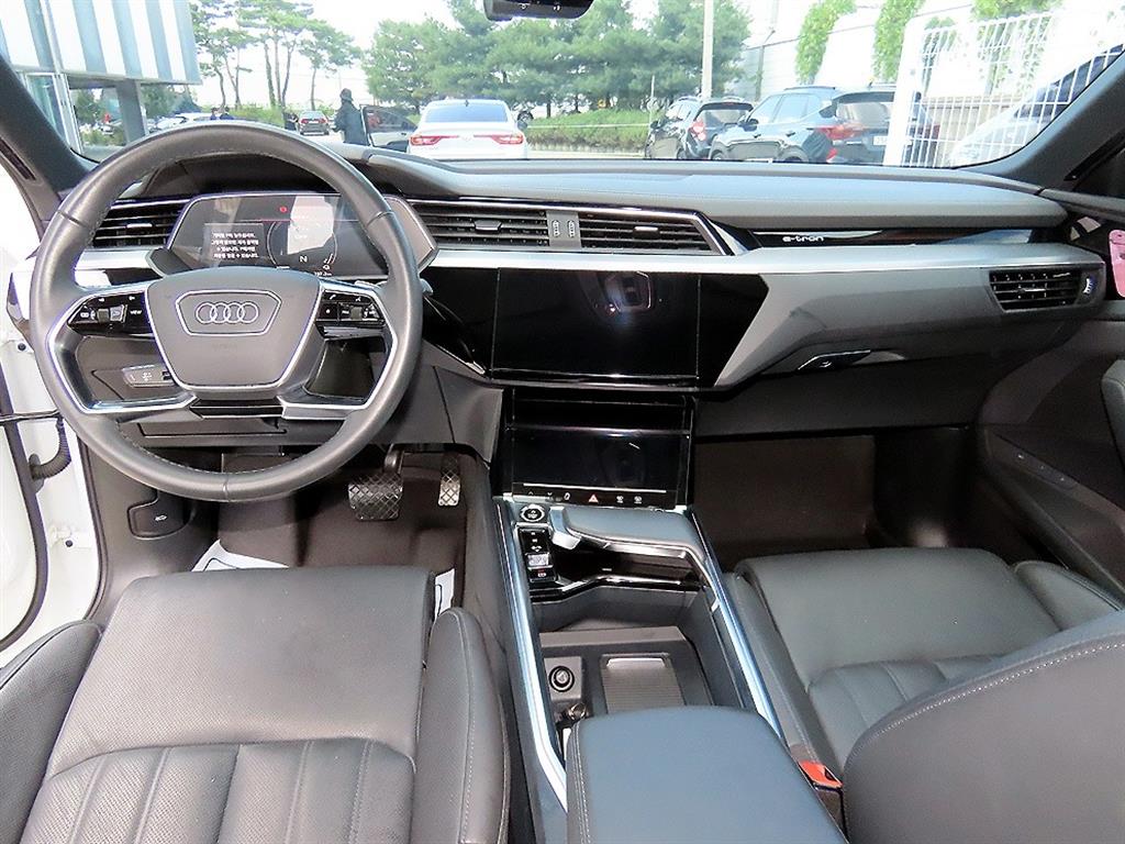 Audi e-tron — photo 07