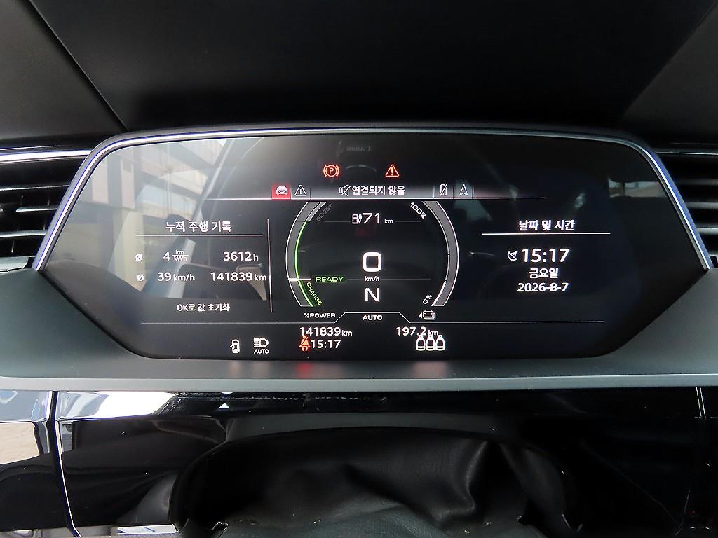 Audi e-tron — photo 09