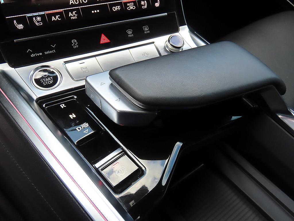 Audi e-tron — photo 11