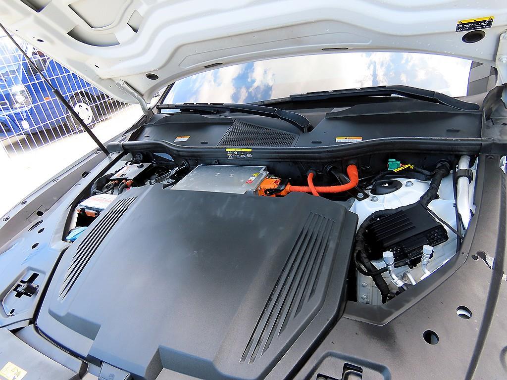 Audi e-tron — photo 19