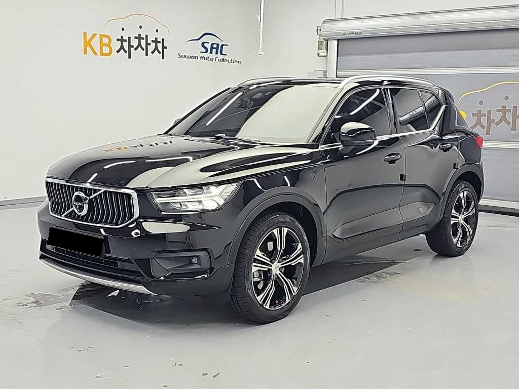 Volvo XC40 — photo 01