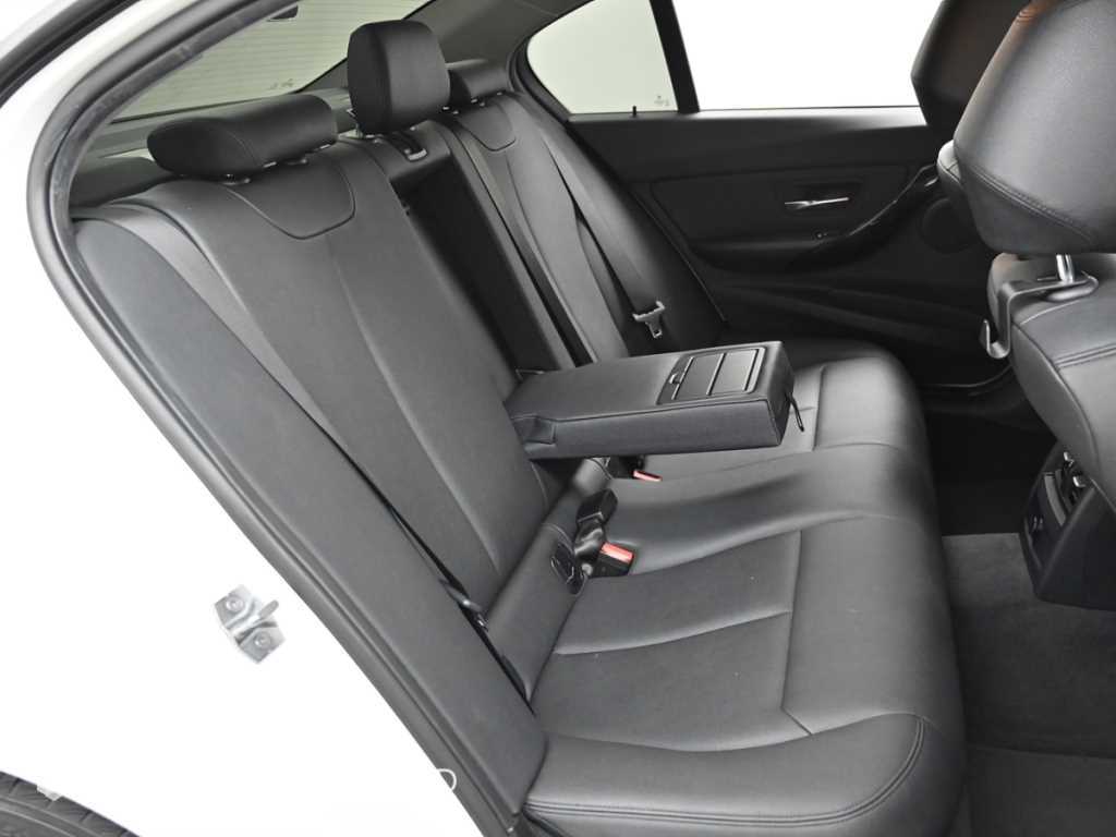 BMW 3-Series — photo 12