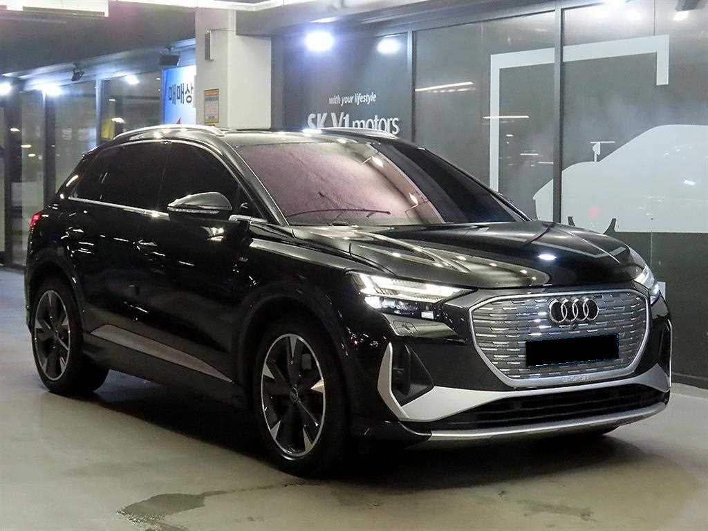 Audi Q4 e-tron — photo 01
