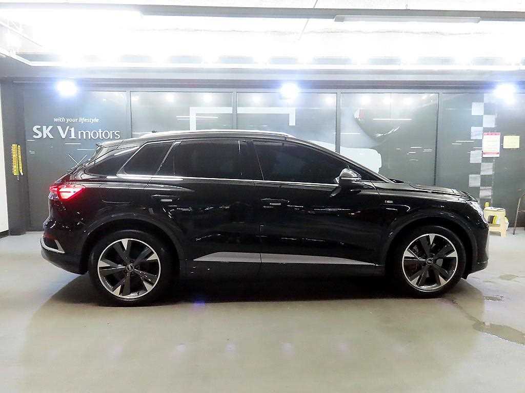 Audi Q4 e-tron — photo 03