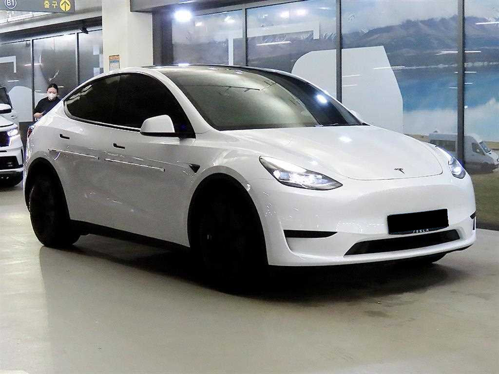 Tesla Model Y — photo 01