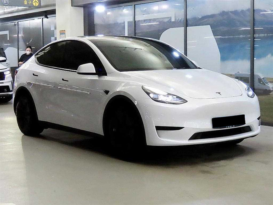 Tesla Model Y — photo 01