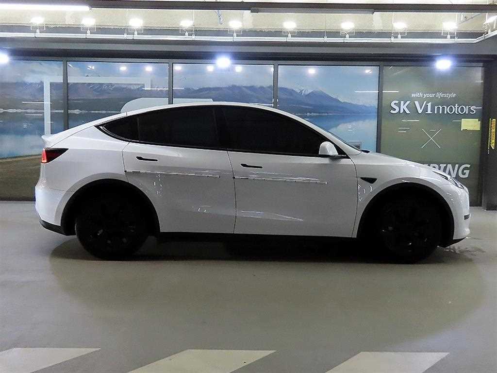 Tesla Model Y — photo 03