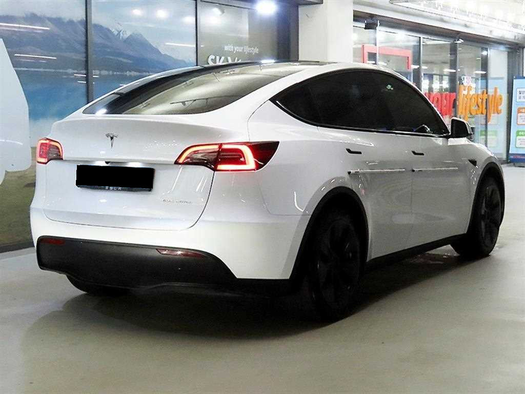 Tesla Model Y — photo 04
