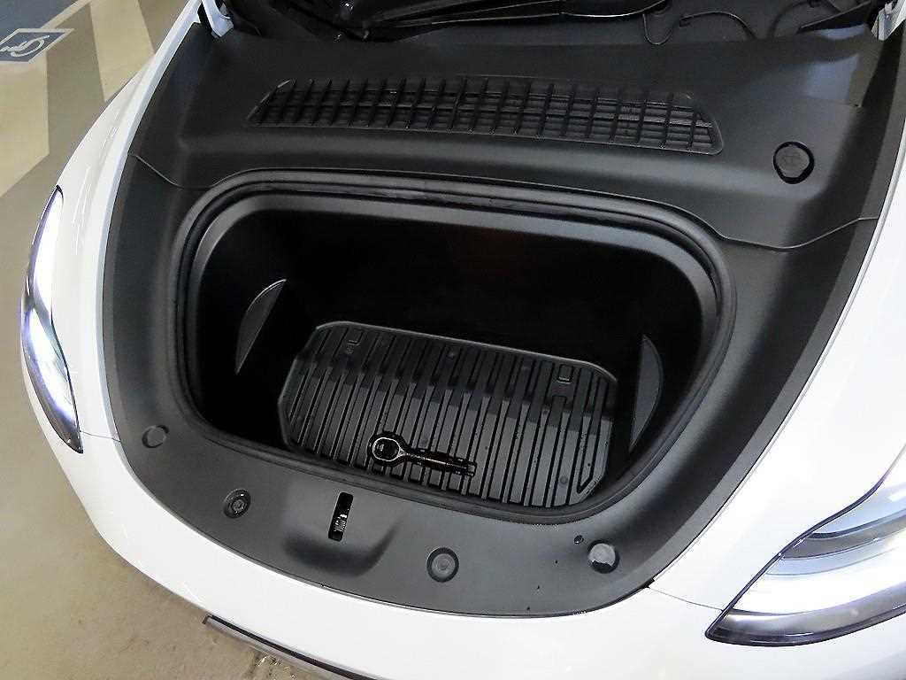 Tesla Model Y — photo 17